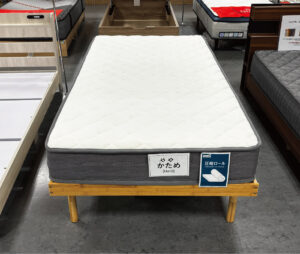 お買い求めやすく程よい反発力のある持ち帰り可能なシングルマットレス！圧縮ロールになっていて当日持ち帰り可能！買ったその日から使えます。ほどよい反発力のあるポケットコイルでコスパ＆寝心地の良いマットレスです。