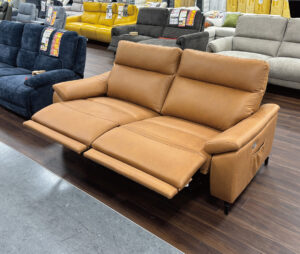 広々座面でくつろげる電動ソファ。背と脚が連動する無段階リクライニング。USB＆typeC対応充電機能あり。キズに強いファブリックレザー素材。