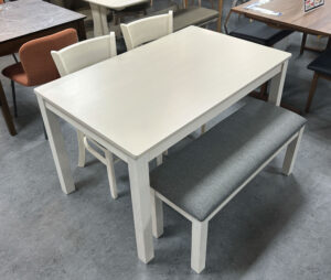 ホワイト木目のシンプルデザイン。丸みデザインの背もたれはかけ心地も○♪圧迫感の無いベンチタイプの4人掛け