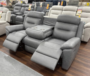 座り心地にこだわった３人掛け電動ソファ。キズに強いファブリックレザー素材。ドリンクホルダー・USB＆typeC対応充電機能あり。