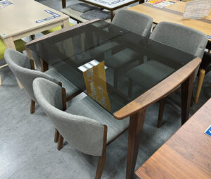 かっこいいテーブル入りました！ブラックガラスとブラウン木目でシックなデザイン。チェアはホールド感のある背もたれで抜群の掛け心地。