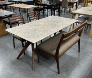 高級感抜群でキズ・汚れにも強いメラミン天板。チェアはウォルナット材と肌触りの良いファブリック張り。人気の背つきベンチ。幅160㎝のワイドな4人掛け！