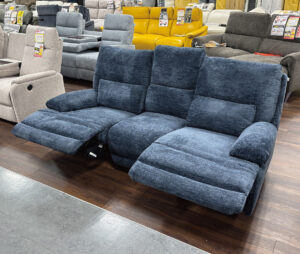 深みのあるネイビーカラーの電動3人掛けソファ。手触りの良いファブリック素材。ドリンクホルダー・USB＆typeC対応充電機能あり。