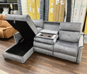 家族でくつろげる広々カウチソファ。大容量の座面下収納付き。無段階リクライニング。映画やお昼寝に最適です。収納センターテーブルドリンクホルダー2個付き！