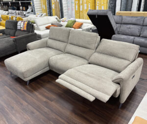 家族でくつろげる広々カウチソファ。USB＆typeC対応充電機能あり！無段階調整で自分好みにフィット！