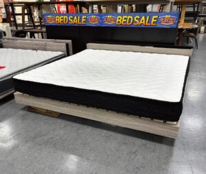 憧れのデカベッド！キングベッドマットレス付。コンセント2個付き。ヘッド横に収納スペースあり。マットレスは圧縮梱包なので搬入しやすい。子育て世代にも安心のロータイプベッド。