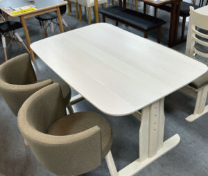 丸みを帯びた優しいデザイン。T型脚＆回転チェアで立ち座りラクラク。お部屋になじみやすいホワイト木目タイプ