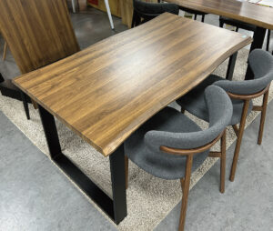 一枚板風の雰囲気あるテーブル。チェアははっ水コーティングの張地で安心。木目調の転写スチールで無骨な雰囲気を和らげています。テーブルは、160・180幅のサイズ違いもご用意！