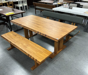 木の風合いやぬくもりを感じる木製テーブル。180×90㎝の広々テーブル。ゆったり座れる背付きベンチ＆手入れしやすい板座ベンチ！