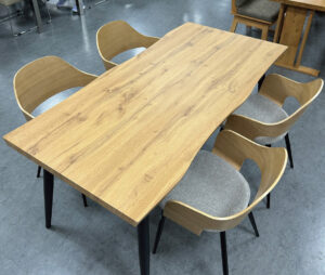 高コスパの一枚板風テーブル。チェアははっ水ファブリックでハプニングにも安心♪商品切り替えの為大幅値下げ！なくなり次第終了です！