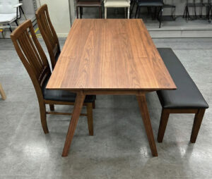 ウォルナット無垢材の温かい雰囲気のテーブル。天然の木の風合いが楽しめる逸品です。曲線が美しいデザインのチェアは、背骨のラインにフィット♪