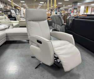 水、汗、キズに強いプロテクトレザー生地使用の電動パーソナルソファ。ボタンを押すだけで背部と脚部を別々でお好みの角度に調整可能。別売りの充電式バッテリーを接続すれば、コードレスで使用可能！スイッチにはUSBポート付きで便利！