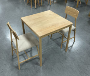 ナチュラルな木目調ダイニング。2人暮らしにも、店舗などの打合せスペース用としてもオススメ。お客様組立品、最小梱包でお持ち帰りできます。