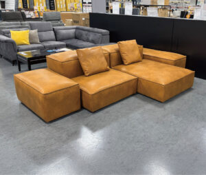 キューブのようなお洒落なソファ！まるで革のような質感でひっかきキズにも強い！通気性が良く夏はサラッと冬は冷たくならずベタつかないので年中快適！