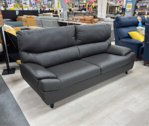 通気性と吸湿性に優れた高級感のある革張りソファ！背もたれはゆったり寛げるハイバックで、首までしっかり支えてくれる◎