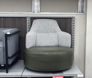 世界的なソファーメーカーのお宝品！座面は上質な本革、背面は通気性の良いファブリックのコンビ張り回転機構も付いており、リラックス度◎1点仕入れ２つと無いデザインです。