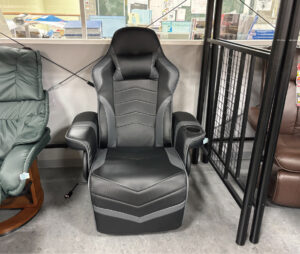 リクライニングでゆったり寛げるパーソナルチェア。ドリンクホルダーも付いていて便利！脚も伸ばせて思う存分リラックス♪