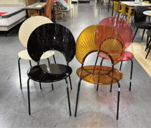 貝殻をモチーフに荷したかわいいフォルムのチェア。透け感のある素材と曲線デザイン。置くだけでお部屋が一気にスタイリッシュに◎ダイニングチェアやデスクと合わせてもオシャレ