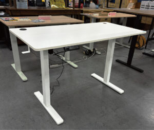 72～118㎝で高さ調節が可能な電動昇降デスク。座る➡立つに作業姿勢を変えることで、健康的かつ効率も上がる効果が期待できます。好みの高さに無段階で調整できる他、メモリー機能付きで3パターンの自動調整も可能。PCなどのコードの抜き穴も左右についてます。