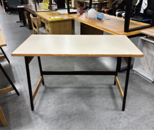 モルタル調の目をひく天板デザインのデスク。幅120㎝の広々ワークスペース。スタイリッシュなブラックフレームのコンビが大人っぽさを演出します。