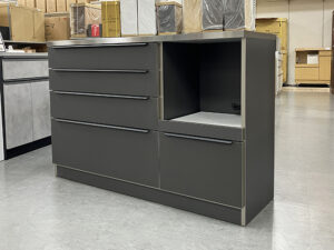 耐久性・耐熱性に優れたダークグレーのキッチンカウンター。 落ち着いたカラーが空間を引き締め、キッチンをスタイリッシュに演出。 キッチン家電も置ける設計で機能性とデザイン性を兼ね備えた、 毎日のキッチンワークを快適に支える頼れる相棒です♪