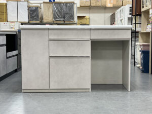 見た目をすっきり保ちながら、使いやすさも◎シンプルで使いやすい、モダンデザインのキッチンカウンター。落ち着いたカラーが、キッチン空間をすっきりオシャレに演出。使い勝手の良い引出し収納へ、カトラリーや調理小物をお片付け♪