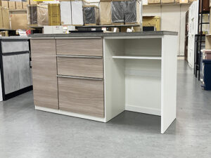 耐熱性・耐久性に優れた セラミック天板のキッチンカウンター。落ち着いた木目デザインと上質な天板が、キッチンをオシャレに演出。引き出しは、奥までしっかり見渡せるフルオープン仕様で、軽い力でスムーズに引き出せるので、出し入れもラクラクです♪