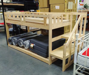 階段タイプのシングル2段ベッド！階段タイプなので梯子タイプに比べて安全♪低い設計でお部屋に入れても圧迫感が少ない！床板はスノコタイプなので通気性も◎