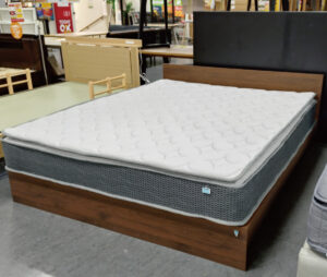 マットレスとフレームで１０万円以下で購入できるコスパの良いクイーンベッド！コンセントも２口付きで２台分のスマホの充電もOKマットレスは程よい硬さで寝返りも打ちやすく、体全体を支えてくれます。