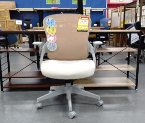 くすみカラーの可愛いデザインのチェア！座面の奥行はあえて浅めに、程よく沈む優しいクッション。強さを調節できるロッキング機能付きで自分好みに寛げます。