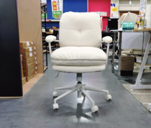 ふっくらボリューミーなクッションのチェア！わしゃわしゃ感触のブークレ生地。リクライニング機能付きでリラックスできます♪B品仕入れの為、多少キズあり特価