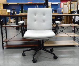 ホームチェアらしいシンプルなデザインのチェア。二重構造のクッションが程よく体を支えます。さらっと肌触りの良いファブリックを使用。アームは外して使ってもOK。