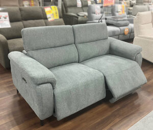 広々と座れる２シーター座面◎手触りの良いファブリック素材。圧迫感のないすっきりとしたデザイン。