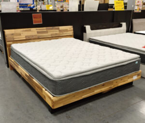 アカシアの木の質感がとても良いオシャレなベッドフレーム！ダブルサイズは少し小さいけど、クイーンは大きすぎると感じるあなたにピッタリのサイズ感◎程よい硬さで体全体を支えてくれるマットレスは圧縮仕様なので、軽自動車でも持ち帰りOK！