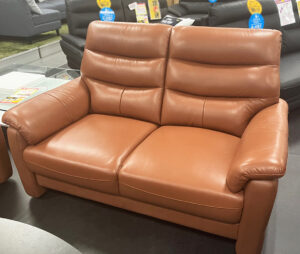 「長く使う」を追求した品質とデザインの2人掛け◎立ち座りしやすく、圧迫感を抑えた高さ。程よい固さの座り心地、高い耐久性。