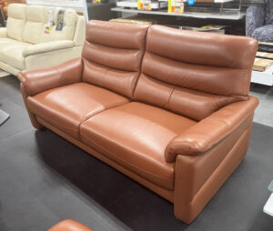 「長く使う」を追求した品質とデザインの3人掛け◎立ち座りしやすく、圧迫感を抑えた高さ。程よい固さの座り心地、高い耐久性。