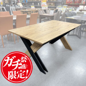 木目×ブラックスチールのミックスデザイン◎天板スライドで、幅160→200㎝で伸張可能！メラミン天板なのでキズ汚れ・熱にも強い！