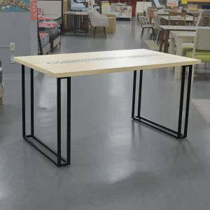 モザイクタイルのアクセントがオシャレなテーブル◎天板はキズに強く、2重のアイアン脚で見た目スッキリ！グラつき調整のアジャスター付きです！