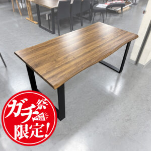 高級感ある一枚板デザインのダイニングテーブル。スチール脚は丈夫かつ軽くて移動も楽々。脚間は128㎝で、大人2人がゆったり座れます。