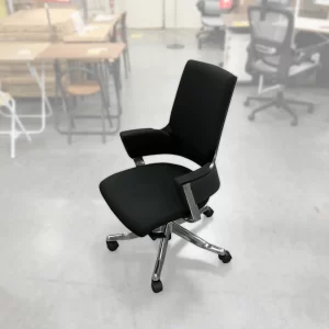 有名オフィスチェアブランドのショールーム展示品。キズ汚れ有りの訳あり1点仕入れなので機能はそのままお買い得！背中をしっかり支えるミドルバック仕様＆リクライニング機能付き