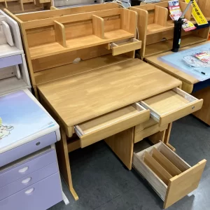 癖のない自然なデザインがお部屋になじむ♪書棚やワゴンを組み替えて、レイアウト変更が可能な３Dデスク。収納も充実！