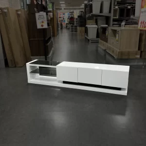 白を基調にした上品で洗練されたTVボード！印象を引き締めるブラックのガラス棚板がアクセントに♪扉収納付きで小物やAV機器もすっきり多目的にしまえます！