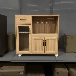 デザインガラスとナチュラル木目が目を引くキッチンカウンター！黒の取っ手がアクセントになったおしゃれなデザイン♪家電も食器もしっかり収納できてキッチンがすっきり整います！