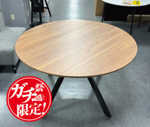 席の調整がしやすい丸テーブル。天然木のような素材感ある強化シート仕様。足先にはアジャスターがついており、がたつきにも対応できます。