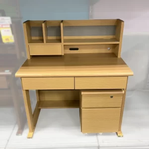 なじみやすいナチュラル色。シンプルさと使い勝手を追求。ワゴン・上棚・デスク下の足元棚など、収納は妥協せず設けました。