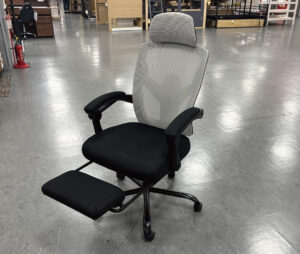 長時間座っても、疲れにくい。 仕事効率を上げるための一脚。座りっぱなしの毎日を、もっとラクに。首・背中・腰・脚までしっかりサポート。通気性のいいメッシュ背面。リクライニング機能付き！