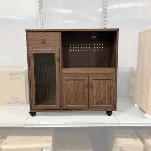 ダークブラウンの落ち着いた雰囲気のキッチンカウンター！家電も食器もしっかり収納できてキッチンまわりがすっきり整います♪キャスター付きでワンルームでも配置換えがラクにできて便利です！