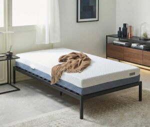 新感覚の寝心地！ ノンコイルマットレス。へたりにくい特殊素材！ドイツ製シェラフィア社。マットレスのカバーは取り外して水洗いすることができます。ための寝心地が合わない方、横向き寝が多い方にぴったりの一枚です。