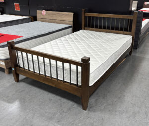 天然木とアイアンを組み合わせたレトロなデザインベッド。今回だけのガチでお得なアイテムで数量限定です。マットレスは硬めのポケットコイルで圧縮仕様！ 買ったその日から持ち帰って使えます。