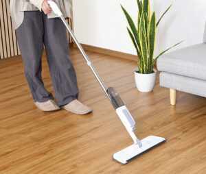 立ったまま、ラクラク水拭き！床も窓もこれ一本、スプレーモップ！スリムでスタイリッシュなデザイン！フラットヘッドで家具の下にも入りやすい設計。